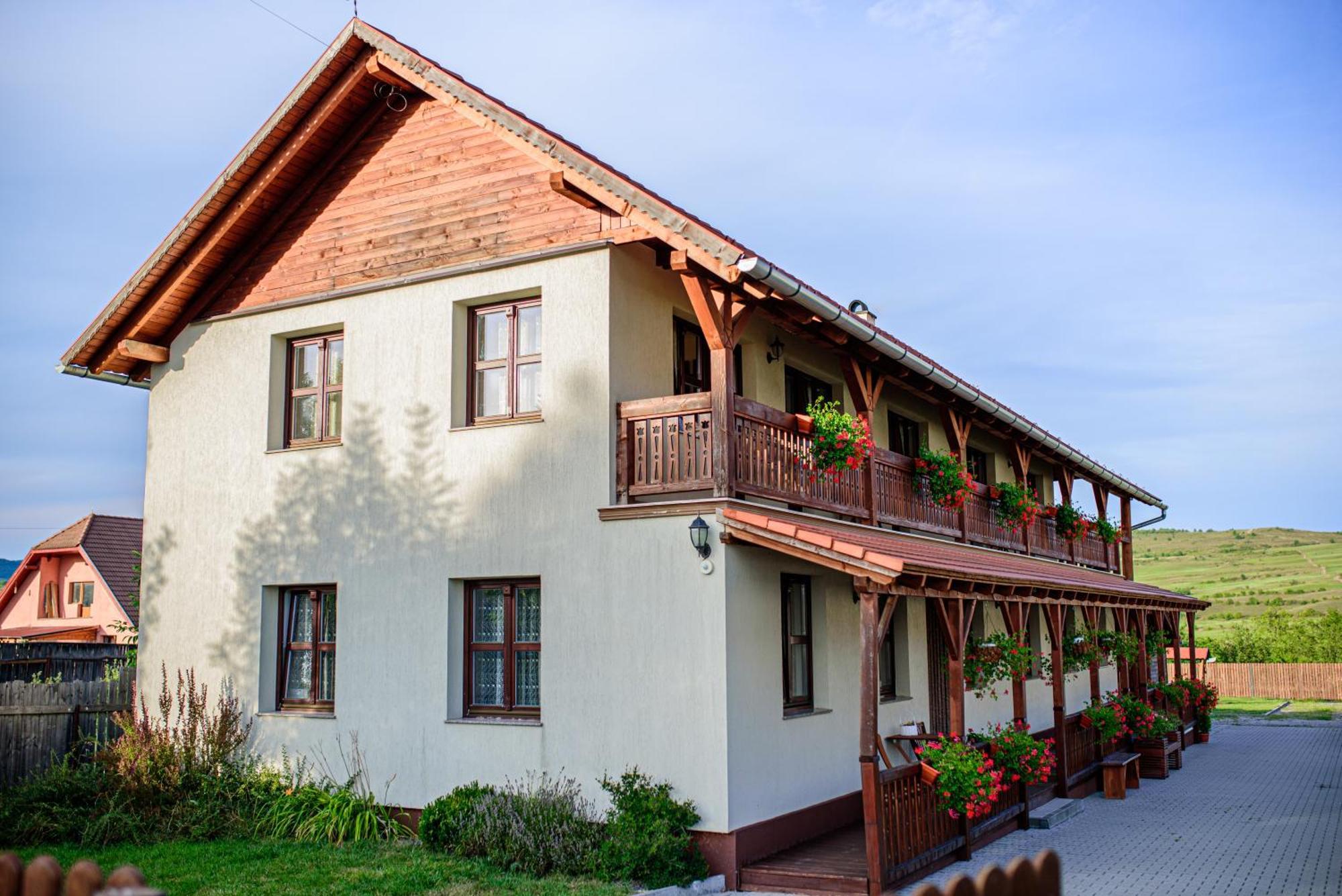 Vendegvaro Panzio Lupeni  Exterior foto